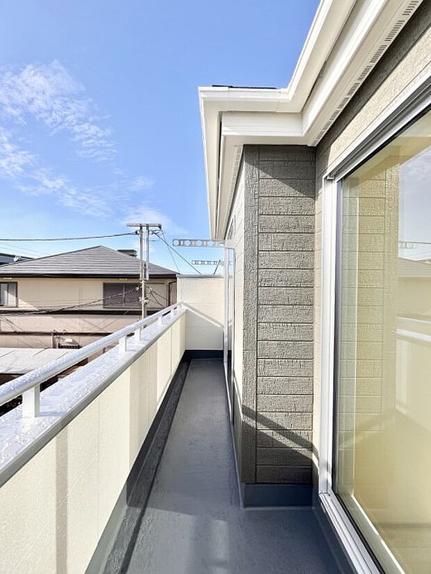 ◆1号棟◆~Balcony~ 南向きのバルコニーの前には雲以外に太陽を遮るものがありません。お洗濯物も乾きやすく、何より明るく気持ちのいい光が入ってきます。使いやすく開放的なバルコニーです♪