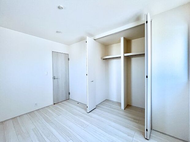 ◆1号棟◆~Bed Room~ 居室には収納クローゼットを完備!普段使いのお洋服や小物はもちろん、季節物のお洋服などもしっかりと整理整頓おしまい頂けます。 居室空間を広く使用できますね。