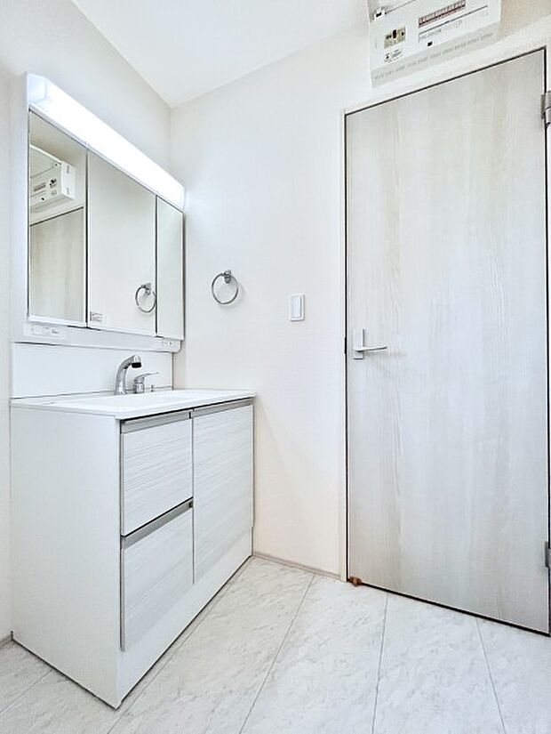 ◆1号棟◆〜Dressing Room〜　明るく清潔感溢れるパウダールーム。毎日使う場所だからこそ、快適な空間となっております。シャンプードレッサーを採用しておりますので、朝シャンも手軽に出来ます。