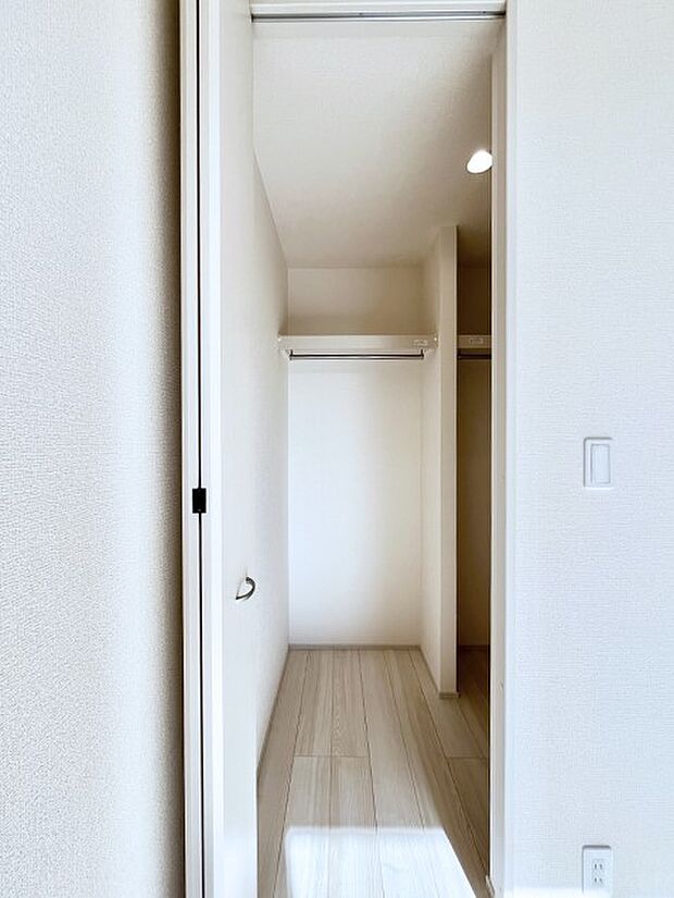◆1号棟◆~Walk-in Closet~ たくさんの洋服をかけてもシワになりにくいウォークインクローゼット。洋服以外にも、普段使わない家電やスーツケース、ストック品など何でも片付く嬉しい空間です。