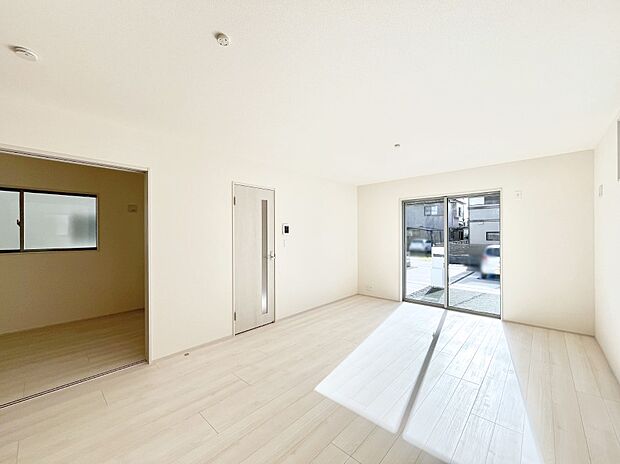 大きな窓からたっぷりの陽光と風を感じられるリビング