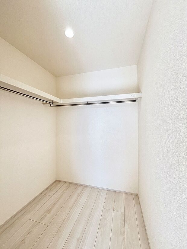 ウォークインクローゼット付きで生活空間を広く利用できます。