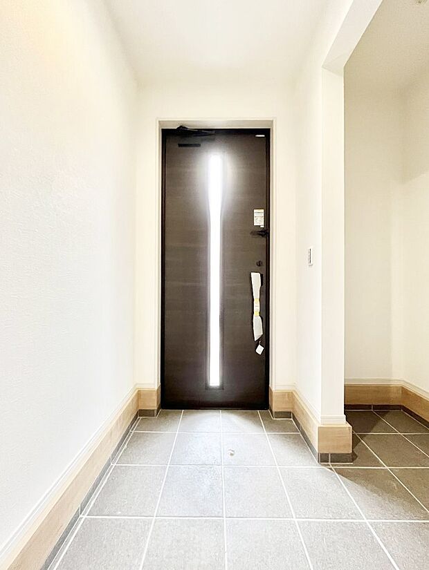 〜Entrance〜　玄関は家の顔といわれますが我が家のセンスをさりげなく感じさせる魅力ある玄関造りも楽しみの一つ。帰宅する度に家族がほっとできる心地よい空間造りも大切ですね♪