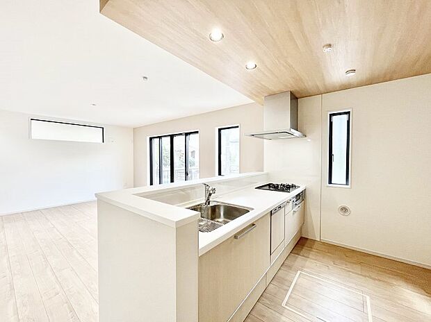 〜Kitchen〜 リビングが見渡せるカウンターキッチン。 料理をしながら家族とコミュニケーションをとれるだけでなく、大きな開放感も得ることができます。 お子様の成長も感じることができますね!