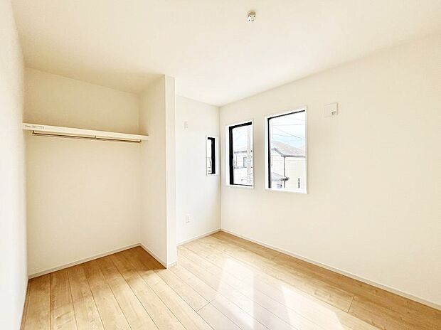 〜Bed Room〜 全居室には収納クローゼットを完備!普段使いのお洋服や小物はもちろん、季節物のお洋服などもしっかりと整理整頓おしまい頂けます。 居室空間を広く使用できますね。