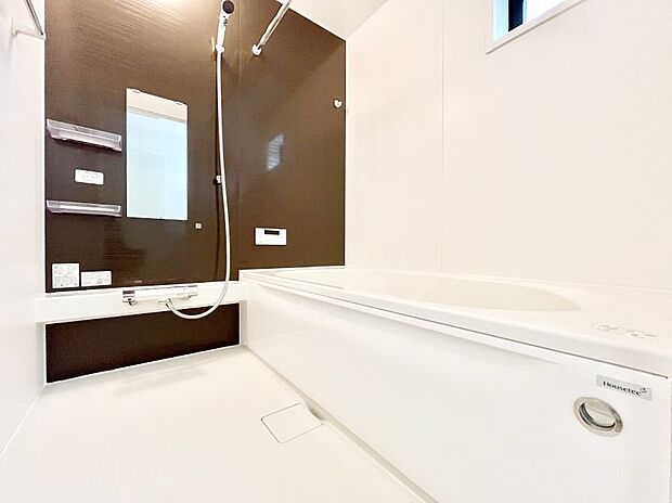 〜Bath Room〜　落ち着いた雰囲気の浴室で明日に向けてリフレッシュ。浴室乾燥機能も付いているので隣の洗濯機置き場で洗い上がった洗濯物を、雨の日も天気を気にせず乾燥させることも可能です。