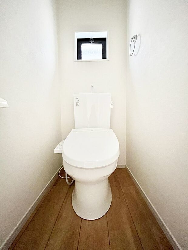 〜Toilet〜 綺麗・スッキリ・快適なウォシュレット付トイレでくつろげる空間です。トイレは毎日使わざるを得ないもの。いつも清潔を保ちたいですね。トイレが2ヶ所あるので朝の混雑時に便利です!