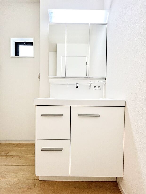 〜Dressing Room〜 十分な大きさの洗面台は収納もさる事ながら、身だしなみチェックや歯磨きなど、朝の慌ただしい時間でもホテルライクなスペースで余裕とゆとりを感じて頂けます。