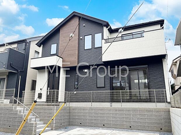 〜Exterior〜 晴天の青空と交り合う事で一段と煌めきを増す其の姿は、静止画で留めておくには惜しい外観。誕生した「お住まい」は季節・気候・時代の背景に捉われない珠玉の『空間」を実現しました。