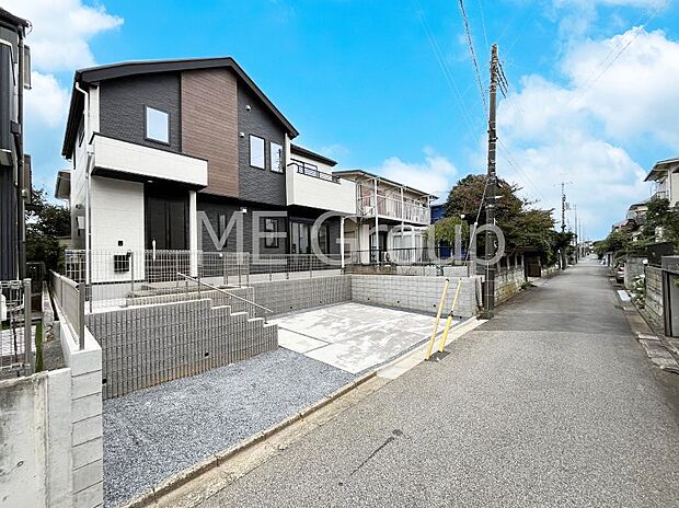 〜Exterior〜　前面道路：南西 4.5m 公道　前面道路は閑静な住宅地をはしる車通りの少ない道路。駐車の出し入れもらくらくです！ご不明点・現地見学のご希望は、お気軽にお問い合わせください！