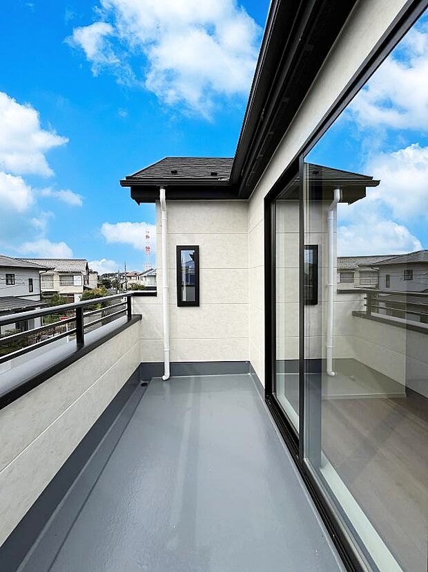 〜Balcony〜 バルコニーは温かい陽がさしこみ、お布団や洗濯物を気持ちよく干すことができます。 使いやすく開放的なバルコニーです♪陽ざしがたっぷり降り注ぐ、バルコニー付き住まい。