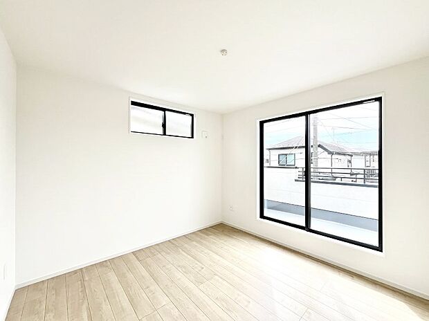 〜Bed Room〜 2面採光を確保した明るい室内は、風通しも良く、大変居心地の良い空間となっております。爽やかな風を感じて起きる朝は、快適生活の始まりに!日当たりや通風がとても良い住まい♪