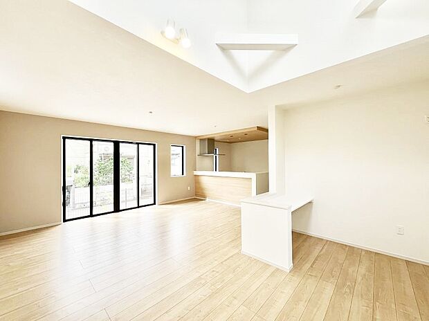 〜Living〜 飽きの来ないシンプルでおしゃれなLDK。大きな窓から日差しが差し込むので室内も明るく、家族の憩いの場としてピッタリです。開放感と日当たりの良さを是非ご覧ください!