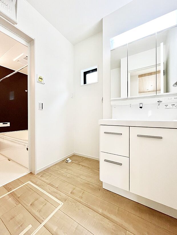 〜Dressing Room〜 暗くなりがちな洗面所も窓があると採光と換気が可能なので気持ちよくお使い頂けます。三面鏡タイプの洗面台は鏡裏収納で散らかりがちな洗面所もスッキリ♪