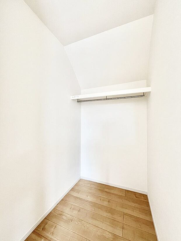〜Walk-in Closet〜　必要なものやコーディネートを一覧して確認でき、身支度や準備が短時間で済むウォークインクローゼットを設置しました。家の中をすっきりとさせる便利な収納スペースです。