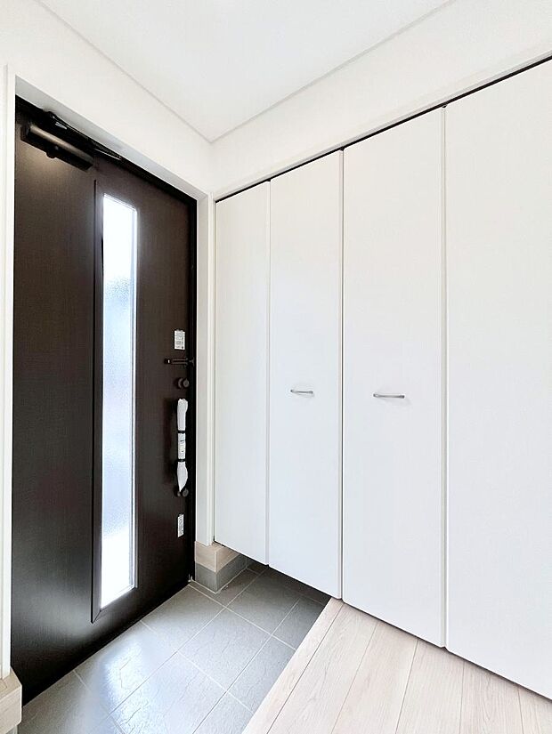 ◆3号棟◆〜Entrance〜 家の中でお客様を迎える最初の場所である玄関は、家の印象そのものです!豊富な玄関収納で、常に綺麗に保つことが出来ます♪玄関にはたっぷりの収納を完備!