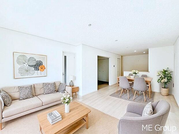 ◆3号棟◆〜Living〜 家族の会話や笑顔が行き交うリビングです。大きなソファやダイニングテーブルでゆったり食事をしたりくつろぎたい♪そんな夢が叶えられる空間です!※家具はCGです