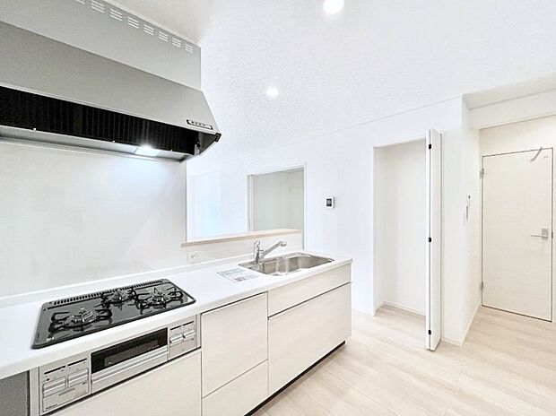 ◆3号棟◆〜Kitchen〜 広くて使いやすいキッチンなら家族でいっしょに料理をつくったり、後片付けも手間なくできちゃいます♪収納もたっぷりあるので、いつもすっきりと清潔な印象を保てます。