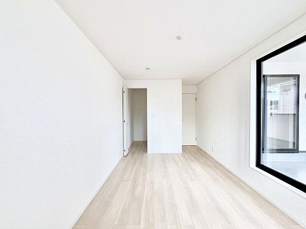 ◆3号棟◆〜Bed Room〜 木の温もりがやさしいフローリングは安らぎをもたらすプライベート空間。明るめのフローリングですので、壁紙ともマッチし、お部屋を更に広く見せてくれる効果も。