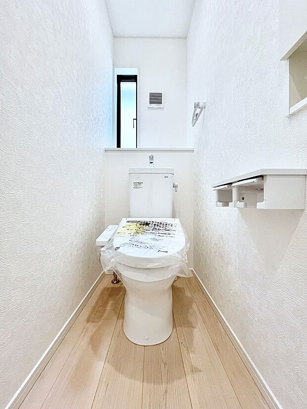 ◆3号棟◆〜Toilet〜 清潔感のある水回り♪トイレはウォシュレット付きです◎トイレは毎日使わざるを得ないもの。いつも清潔を保ちたいですね。トイレが2ヶ所あるので朝の混雑時に便利です!