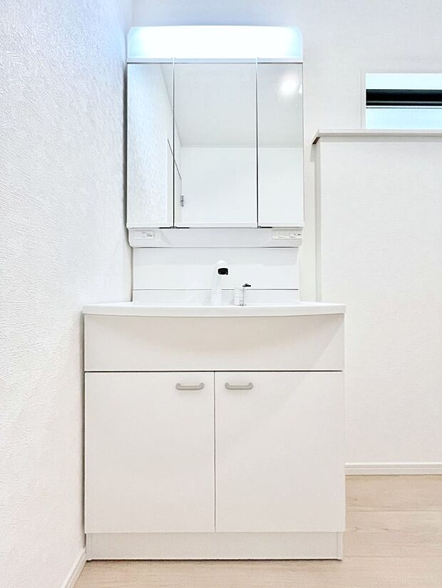 ◆3号棟◆〜Dressing Room〜 明るく清潔感溢れるパウダールーム。毎日使う場所だからこそ、快適な空間となっております。シャンプードレッサーを採用しておりますので、朝シャンも手軽に出来ます。