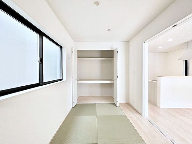 ◆3号棟◆〜Japanese Room〜 LDK隣接のタタミコーナーは、アイロンがけなど奥様の家事スペースとして、また小さなお子様のいるご家庭ではお昼寝やおむつ替えの場としてご活用いただけます。