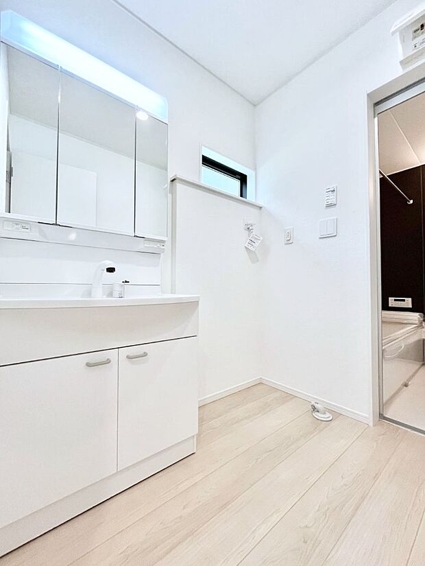 ◆3号棟◆〜Dressing Room〜 清潔感溢れる色合いで統一されていると、スッキリと整った印象をうけます。 鏡の裏にはたっぷりと収納スペースを標準装備!