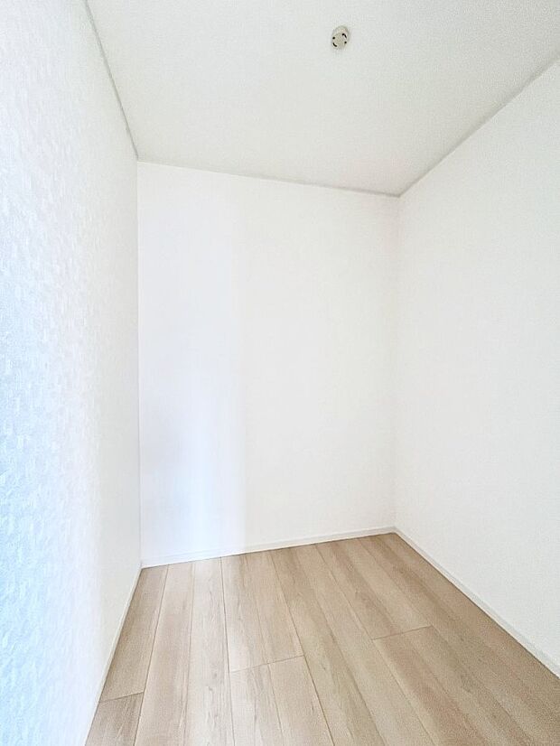 ◆3号棟◆〜Walk-in Closet〜 たくさんの洋服をかけてもシワになりにくいウォークインクローゼット。洋服以外にも、普段使わない家電やスーツケース、ストック品など何でも片付く嬉しい空間です。