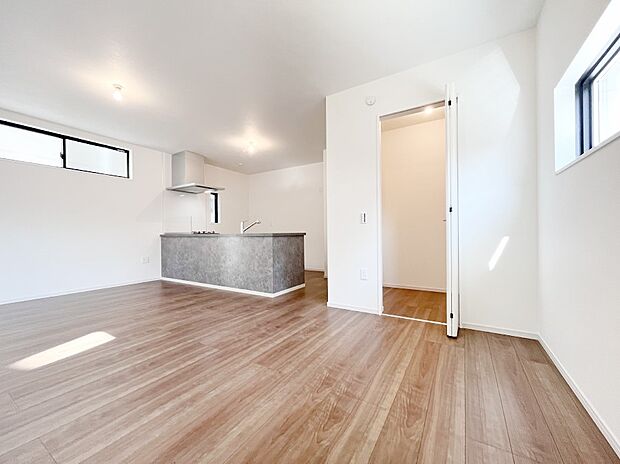 明るい陽光が注ぎ、寛ぎの雰囲気に満たされるリビング・ダイニング。 