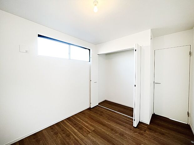 お子さまのお部屋としても！衣類の整理整頓に便利なクローゼット付きの洋室。