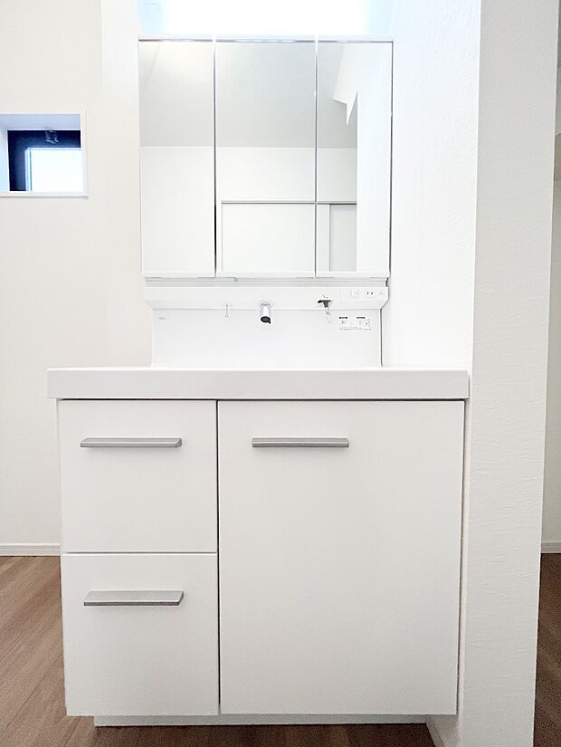 大きく見やすい三面鏡で清潔感ある洗面台は、身だしなみチェックや肌のお手入れにおすすめです。 