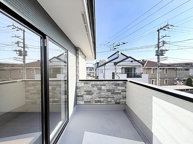 ゆったりバルコニーだから沢山お洗濯ものを干せます。