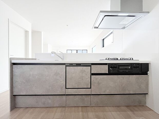 ◆3号棟◆〜Kitchen〜　会話が弾むリビング、料理が愉しくなるキッチン。家は、ただ生活する場ではなく、暮らしを愉しく、快適にする場所。笑顔の毎日、安らぎの日々のために、最新の設備・仕様を採用。