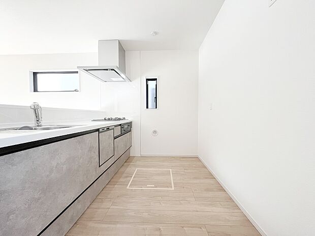 ◆3号棟◆~Kitchen~ 自然光が入る窓のあるキッチン☆毎日使う場所だからこそ、使い勝手を考慮しました。ゆったりとしたキッチンコーナーは質感豊かな仕上がりとなっております。