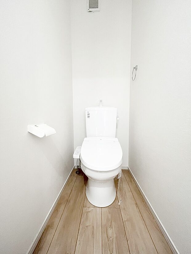 ◆3号棟◆〜Toilet〜　清潔感のある水回り♪トイレはウォシュレット付きです◎トイレは毎日使わざるを得ないもの。いつも清潔を保ちたいですね。トイレが2ヶ所あるので朝の混雑時に便利です！