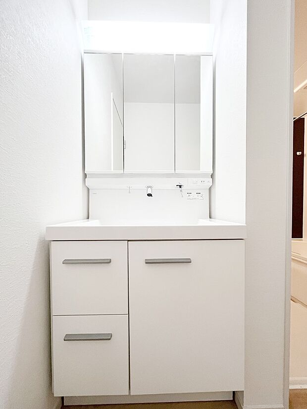 ◆3号棟◆~Dressing Room~ 十分な大きさの洗面台は収納もさる事ながら、身だしなみチェックや歯磨きなど、朝の慌ただしい時間でもホテルライクなスペースで余裕とゆとりを感じて頂けます。