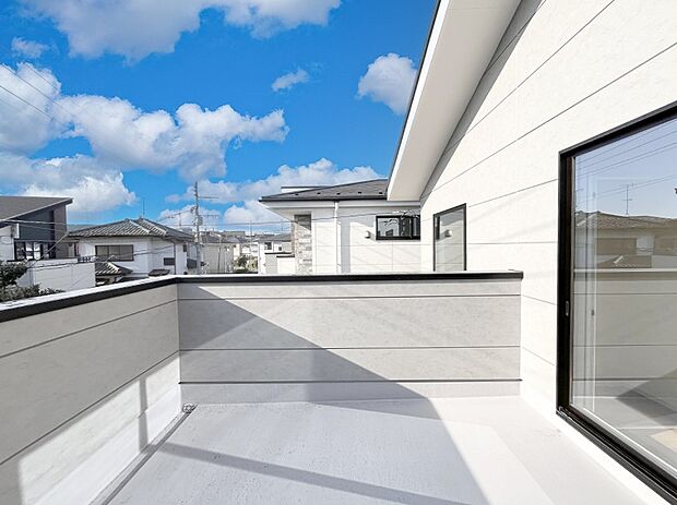 ◆3号棟◆〜Balcony〜  バルコニーは温かい陽がさしこみ、お布団や洗濯物を気持ちよく干すことができます。  使いやすく開放的なバルコニーです♪陽ざしがたっぷり降り注ぐ、バルコニー付き住まい。  