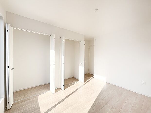 ◆3号棟◆〜Bed Room〜  「今日も一日お疲れ様」とご夫婦でゆったりくつろげる寝室。  毎日の家事やお仕事に疲れた日はフカフカのベットで癒されてください。本棚をおいても快適な広さが自慢♪