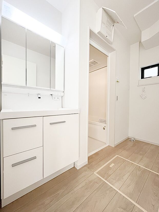 ◆3号棟◆~Dressing Room~ 暗くなりがちな洗面所も窓があると採光と換気が可能なので気持ちよくお使い頂けます。三面鏡タイプの洗面台は鏡裏収納で散らかりがちな洗面所もスッキリ♪