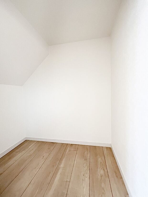 ◆3号棟◆〜Walk-in Closet〜　たくさんの洋服をかけてもシワになりにくいウォークインクローゼット。洋服以外にも、普段使わない家電やスーツケース、ストック品など何でも片付く嬉しい空間です。