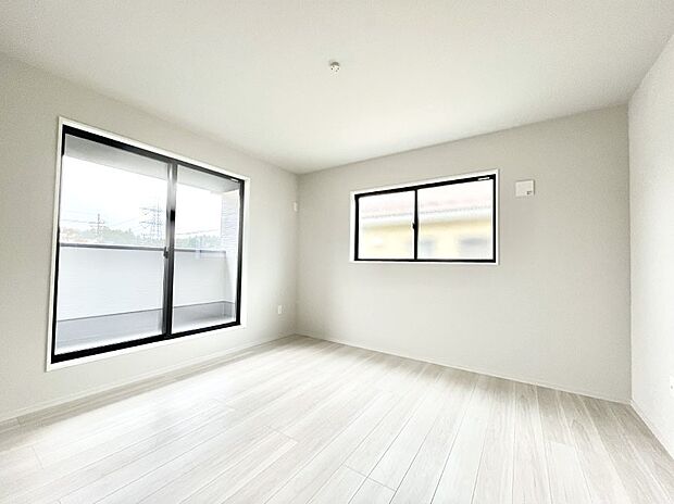 〜Bed Room〜　バルコニーからの採光で朝もスッキリ目が覚めそうですね！穏やかな光が差し込む室内には、穏やかな時間が流れます。休日には、落ち着いた空間で自分の趣味を楽しむのはいかがですか。