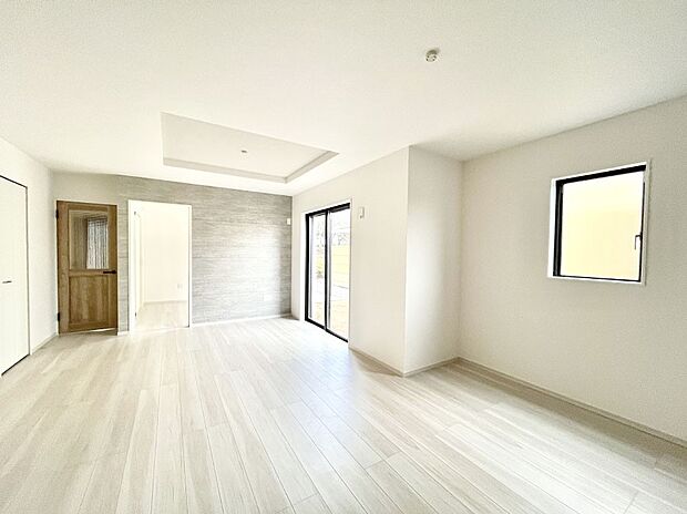 〜Living〜　家族の食事や団らんのほか、子どもを遊ばせたり、友人を招いたりするLDKは住まいの中心。長時間過ごす場所だから、その空間は住まい全体の居心地を左右します。