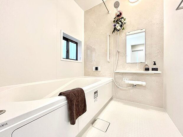◆A号棟◆〜Bath Room〜 窓付きのバスルームは、採光もあり明るく気持ちの良い空間です。窓があることで、換気環境も良好。ゆったり寛げるバスルームで、毎日のバスタイムが楽しみになりそうです。