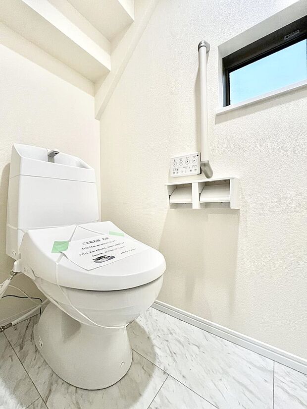 ◆A号棟◆〜Toilet〜 清潔感のある水回り♪トイレはウォシュレット付きです◎トイレは毎日使わざるを得ないもの。いつも清潔を保ちたいですね。トイレが2ヶ所あるので朝の混雑時に便利です!