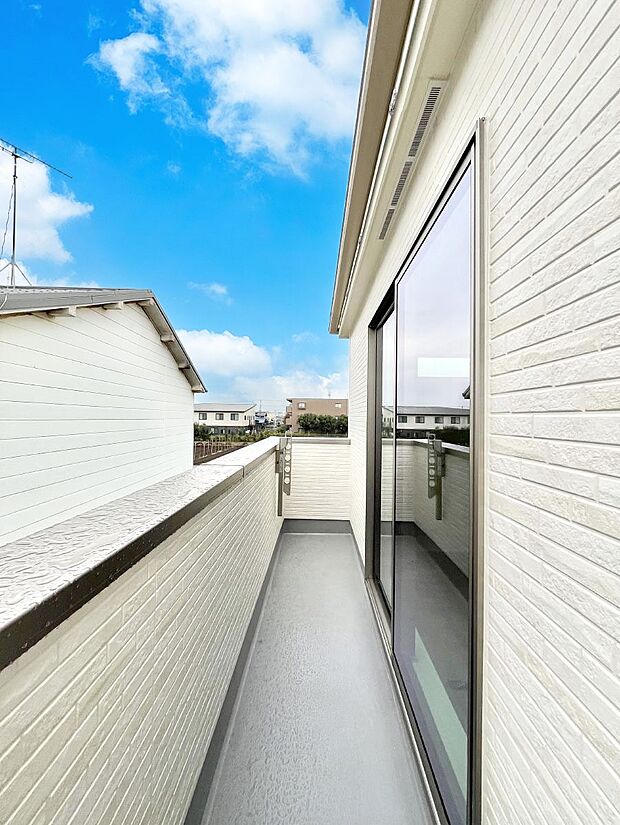 ◆A号棟◆〜Balcony〜 バルコニーは温かい陽がさしこみ、お布団や洗濯物を気持ちよく干すことができます。 使いやすく開放的なバルコニーです♪陽ざしがたっぷり降り注ぐ、バルコニー付き住まい。