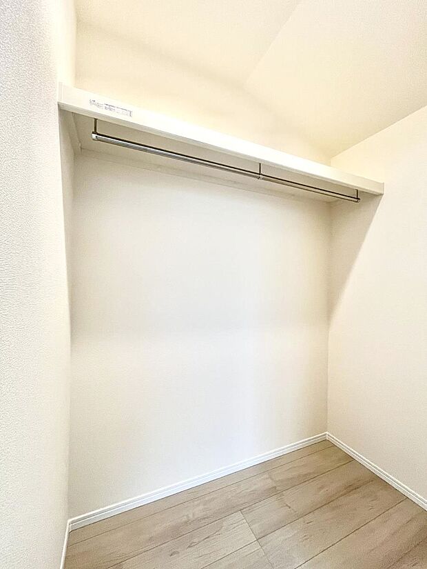 ◆A号棟◆〜Walk-in Closet〜　たくさんの洋服をかけてもシワになりにくいウォークインクローゼット。洋服以外にも、普段使わない家電やスーツケース、ストック品など何でも片付く嬉しい空間です。