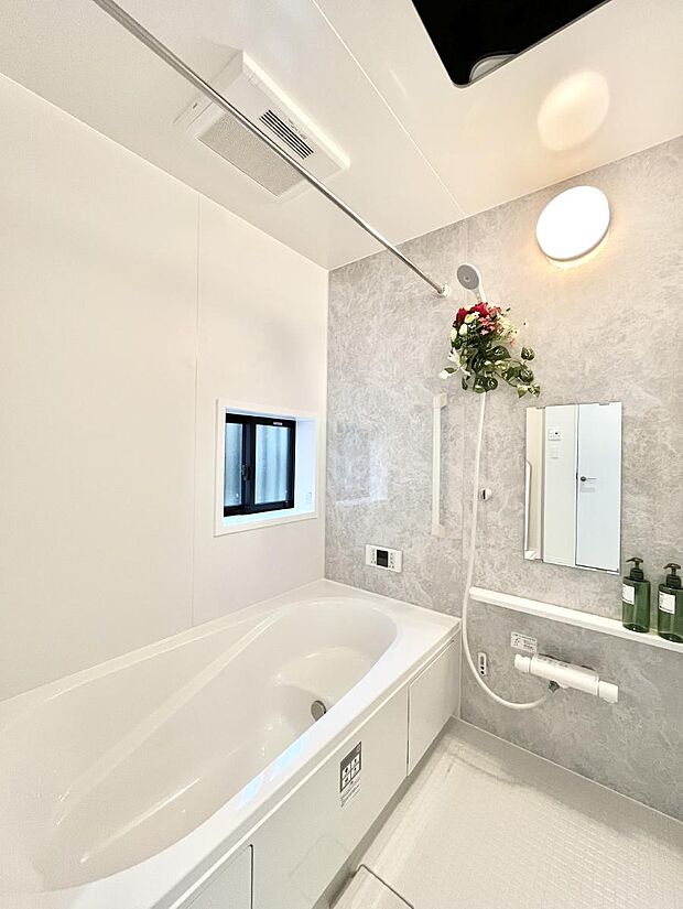 落ち着いた雰囲気でゆっくりお寛ぎいただけるバスルーム