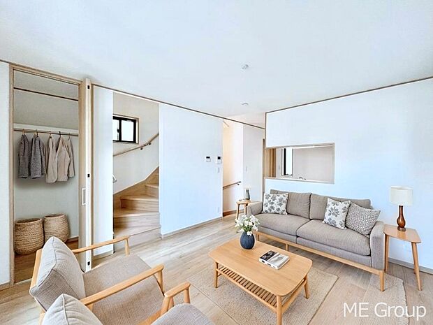 〜Living〜　リビングに階段のある間取りです♪家族のコミュニケーションがスムーズに取れますね♪ゆとりある暮らしと心地よい住環境が紡ぐ贅沢な時間をご家族みんなでお過ごし下さい。　※家具はCGです