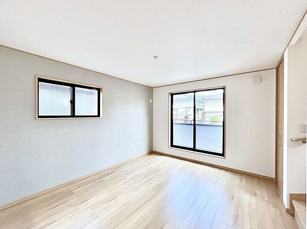 〜Living〜　飽きの来ないシンプルでおしゃれなLDK。大きな窓から日差しが差し込むので室内も明るく、家族の憩いの場としてピッタリです。開放感と日当たりの良さを是非ご覧ください！