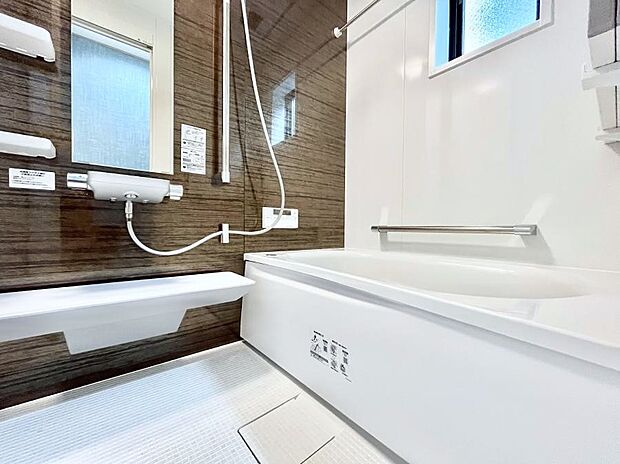 ~Bath Room~ 足を伸ばして入浴することが可能!一日の疲れを癒す貴重なバスタイムです。お子様とご一緒でも十分な広さなので、リビングとは違った家族団欒のひと時をお楽しみいただけます。